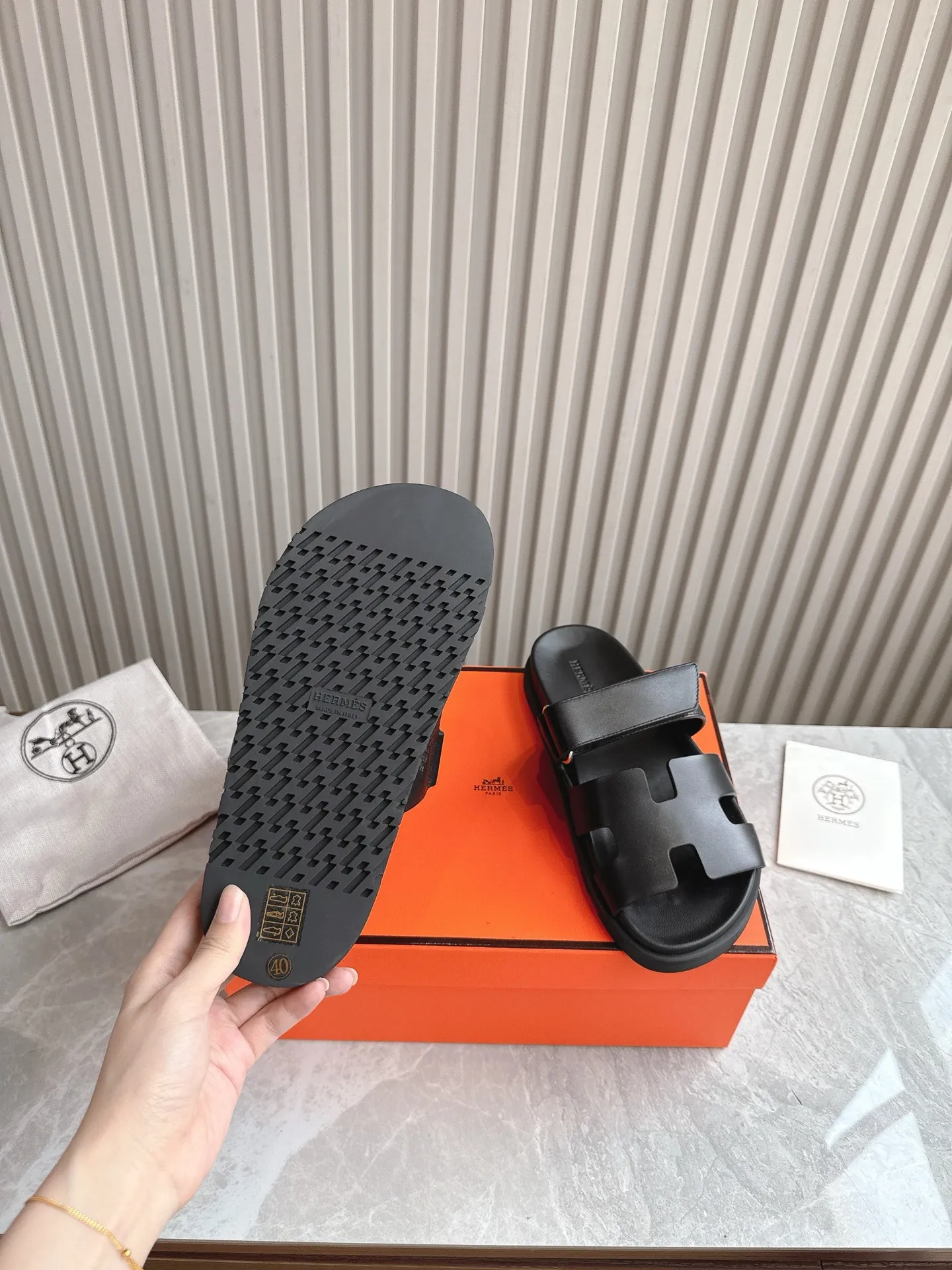 p480🐮🐮Couple model (top version) H family 2024 spring and summer new style HERMES Hermes' recently popular couple model pig nose angle sandals and slippers, paired with various colorful socks, popular. Upper: imported original deerskin (the genuine leather edging is not ordinary super migration). Lining: imported genuine leather. Outsole: Tpu non-slip and wear-resistant outsole. Size: Female 35-42 (40/42 non-returnable and non-exchangeable) Male size: 39-45 (45 non-refundable and non-exchangeable)
